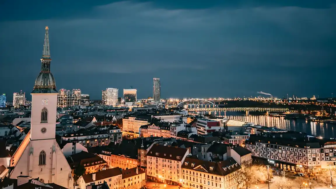 Panoráma Bratislavy za súmraku - Dóm sv. Martina, Dunaj a rozsvecujúce sa mesto